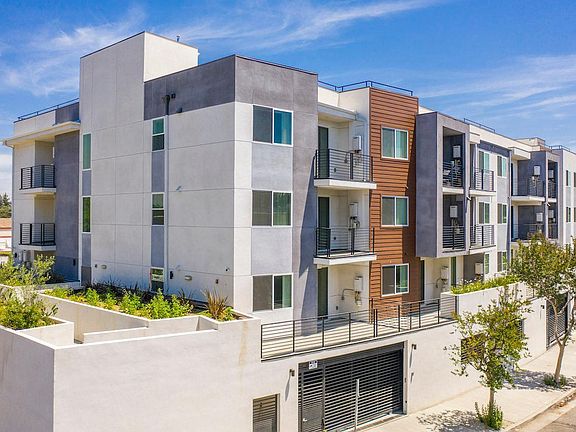 3rd image of 12147 Magnolia Blvd #307