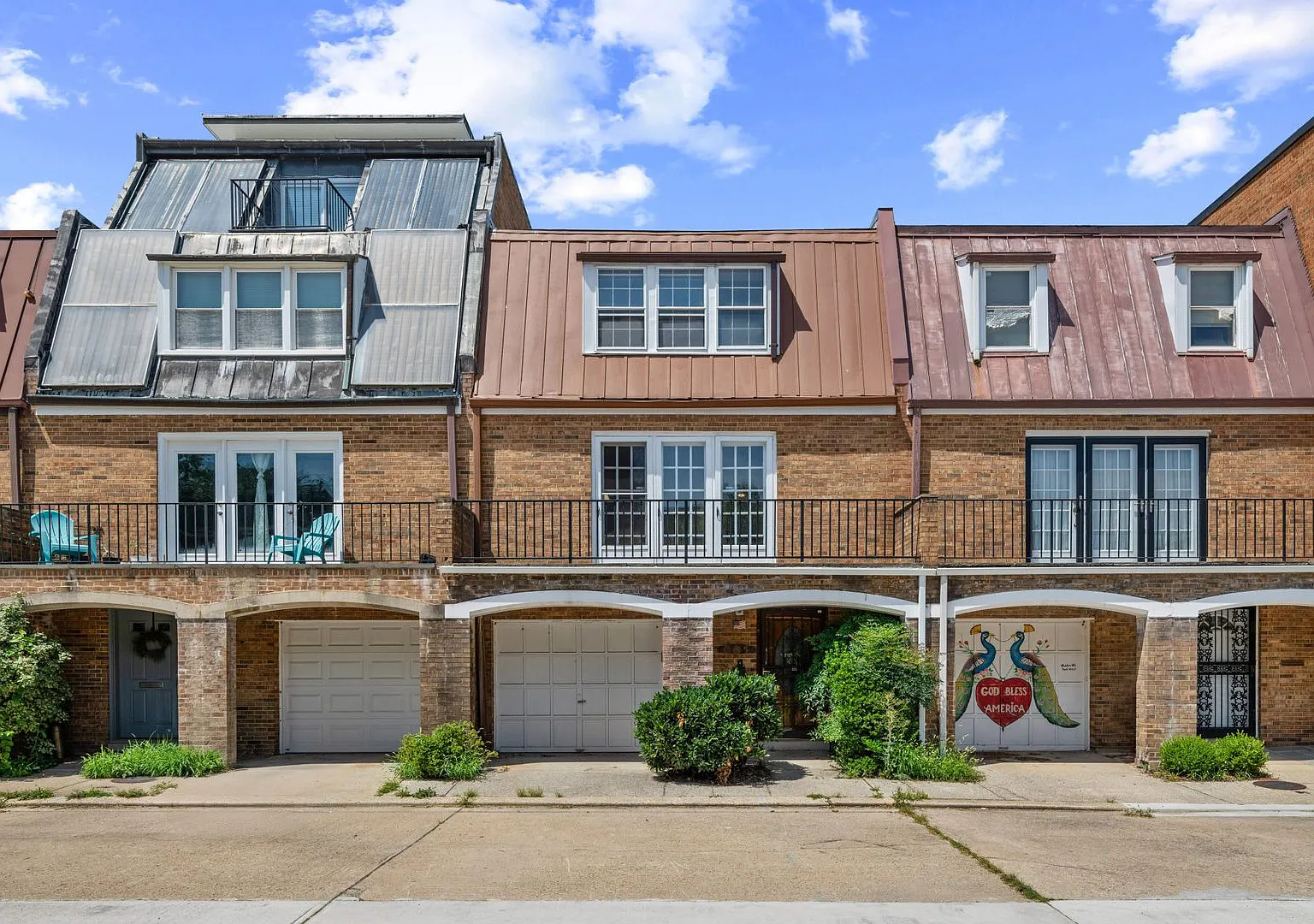 Renovated 3-Level Luxury Townhome with Private Garage Near The Wharf — Photo 1