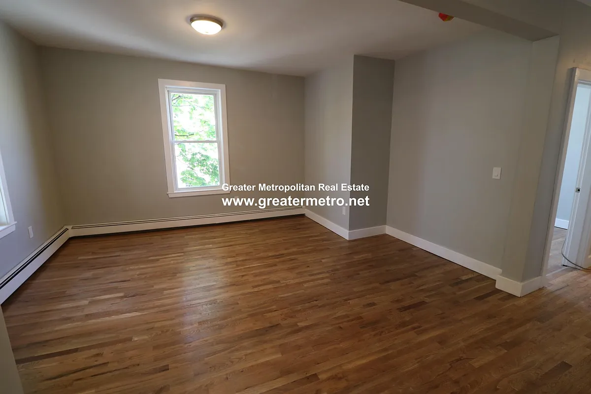 Building Photo - 535 E 8th St #3