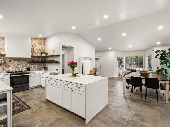 60059 Turquoise Rd, Bend, OR 97702