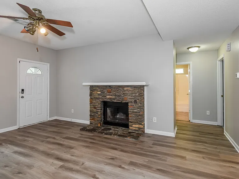2740 Lakeside Trl — Photo 4
