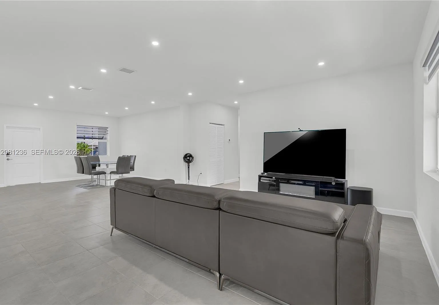 4 bed, 2412 sqft, $4,300 — Photo 3
