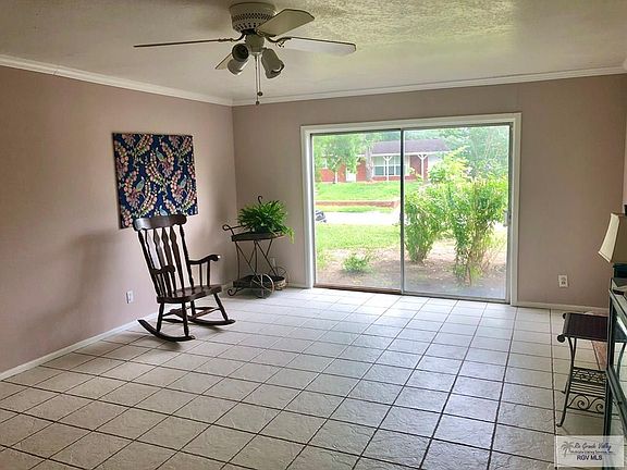 3rd image of 921 E Cenizo St
