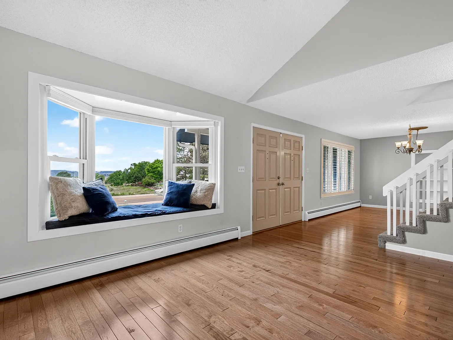 6 bed, 3.5 bath, 3630 sqft, $3,900 — Photo 2