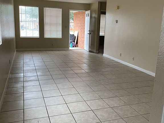 3rd image of 200-227 Hunters Ln #215