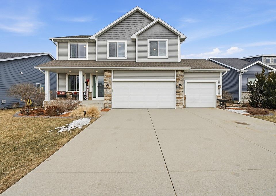 1st image of 208 Aspen Dr NE