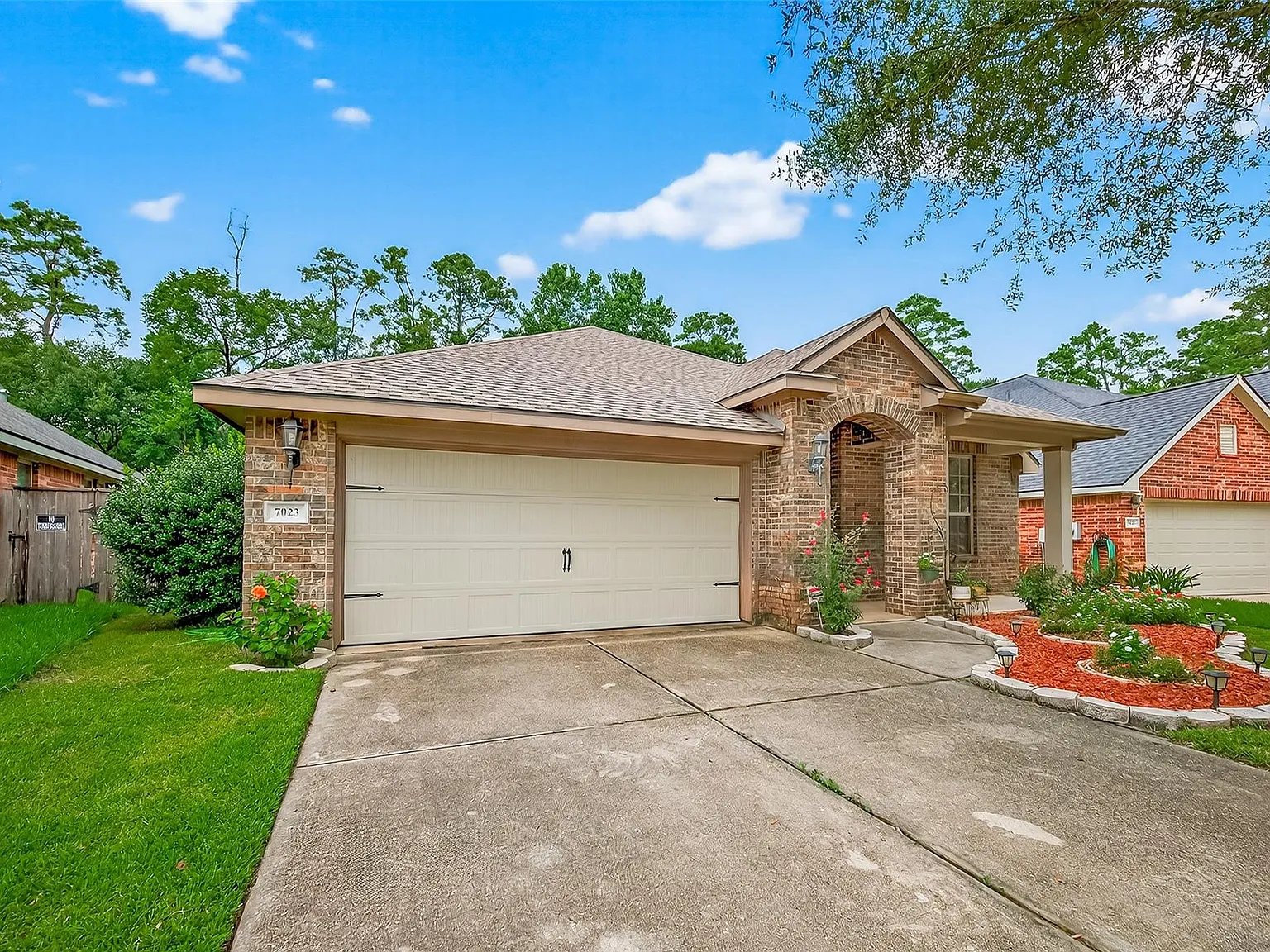 3 bed, 2.0 bath, 1872 sqft, $2,300 — Photo 3