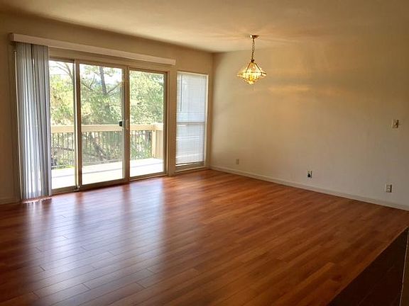2nd image of 2091 Ascot Dr Unit 128