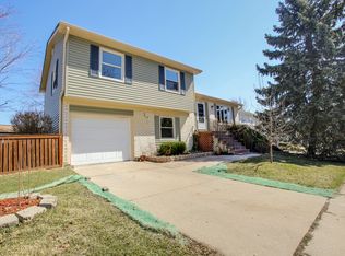 1390 Nantucket Ct, Hoffman Estates, IL 60192