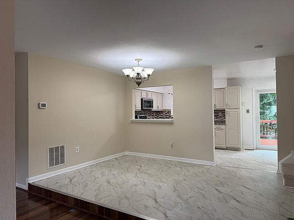 5th image of 18 Hunters Gate Ct