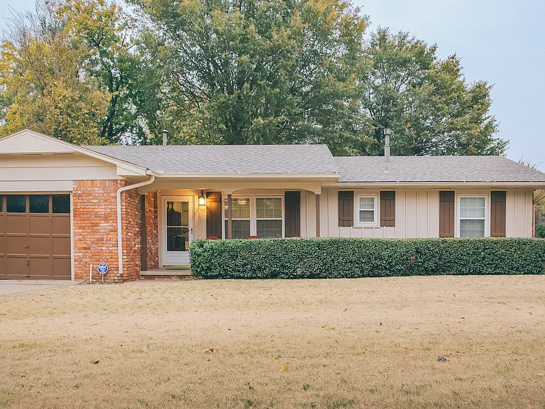 703 Normandie Dr — Photo 1