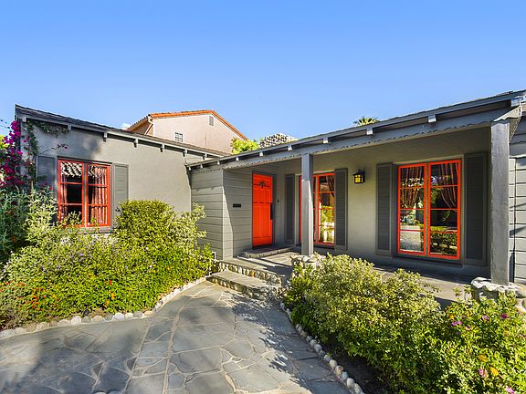 4th image of 10418 Moorpark St
