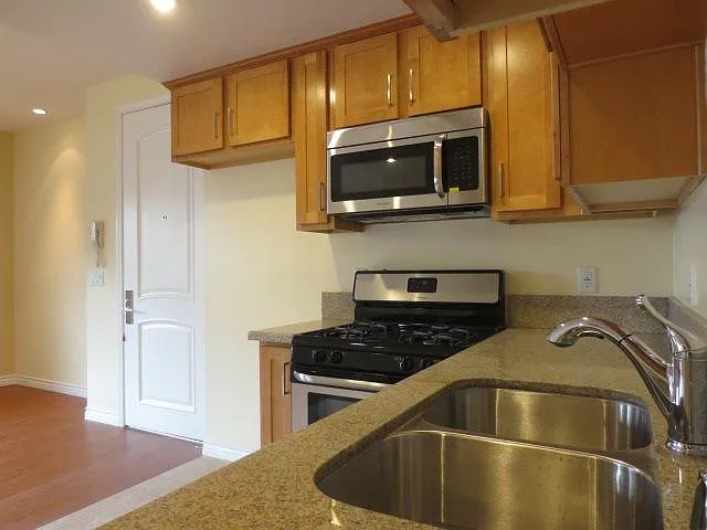 14826 Vanowen St #102 — Photo 9
