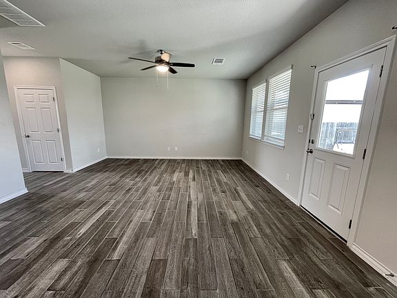 5th image of 218 Boxwood Dr