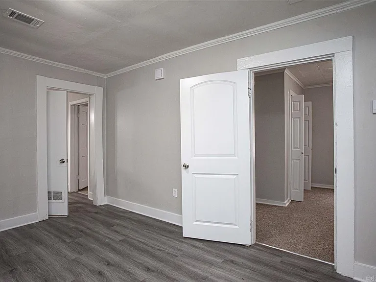 2421 S Oak St — Photo 3
