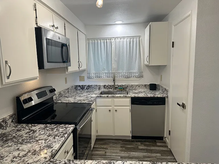 405 Stonewood Dr — Photo 8