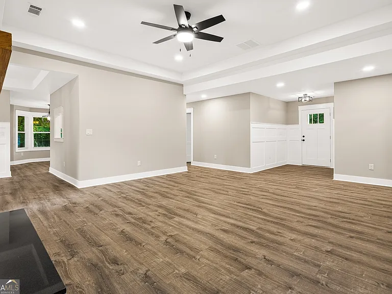 240 Clearwater Dr — Photo 3
