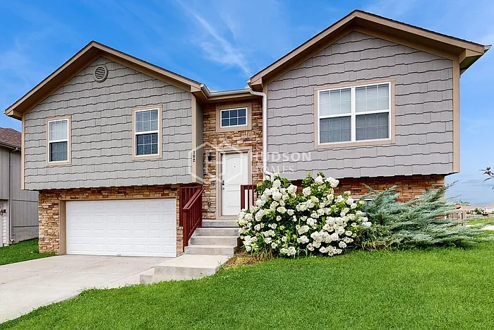 4 bed, 3.0 bath, 1909 sqft, $2,410 — Photo 3