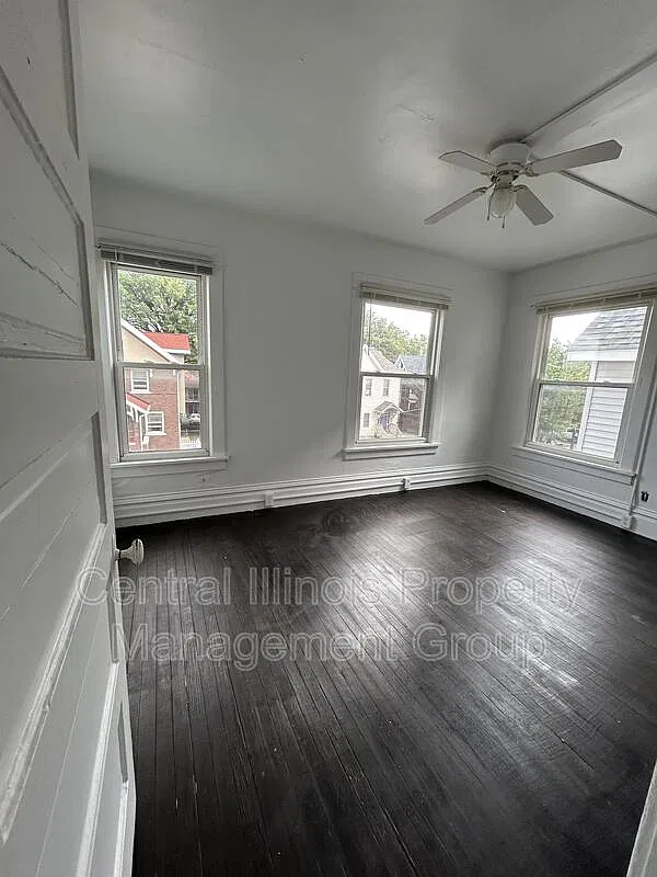 3 bed, 1.0 bath, 900 sqft, $1,095 — Photo 2