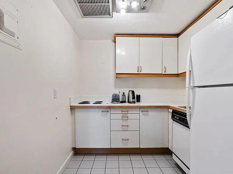 260 Beacon St #3 — Photo 6