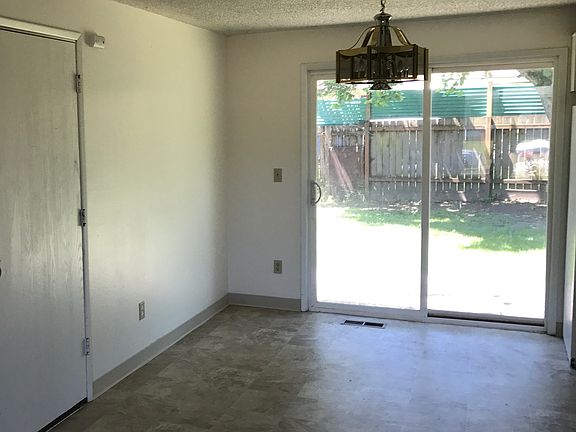 4th image of 457 SE 36th Ave