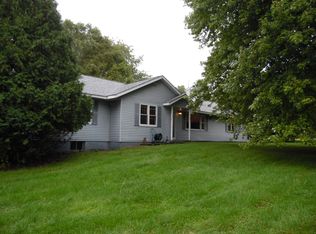 27 W Arrowhead Dr, Galena, IL 61036