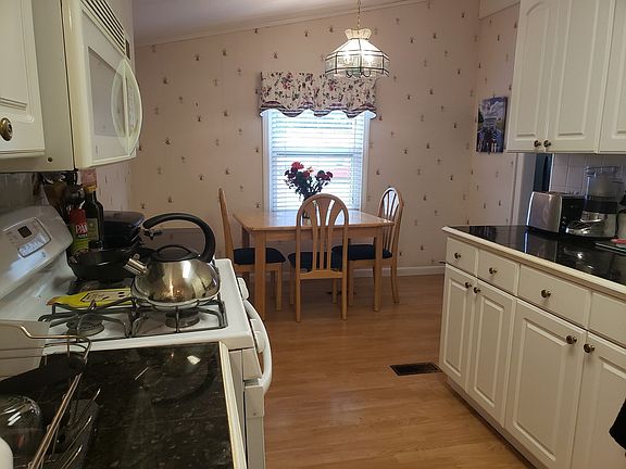 2nd image of 121 Victoria Ln