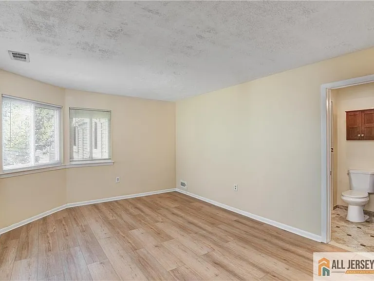 1068 Schmidt Ln — Photo 18