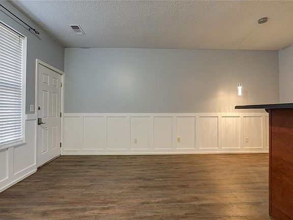 5th image of 909 W 41st Pl