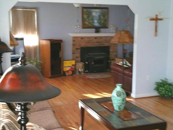 Open floor plan, view from living into family room