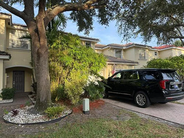 3 bed, 2.5 bath, 1568 sqft, $6,000 — Photo 2