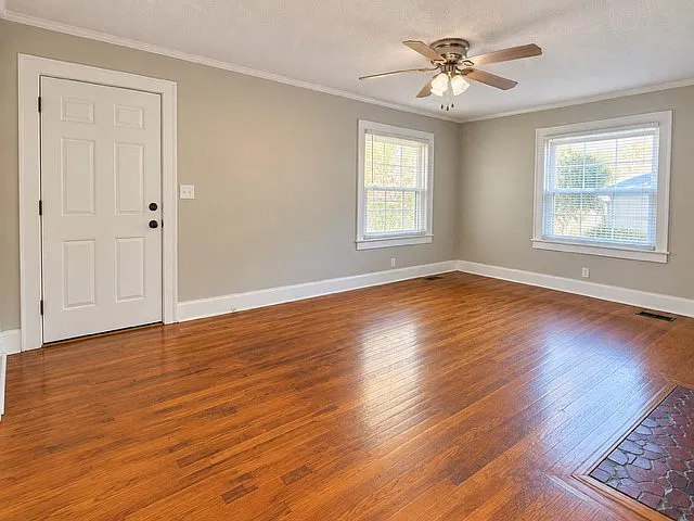 615 E Maple Ave — Photo 2