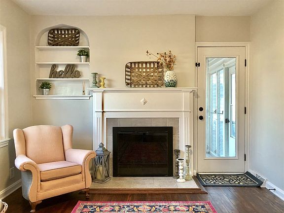 5th image of 2121 E Blackford Ave