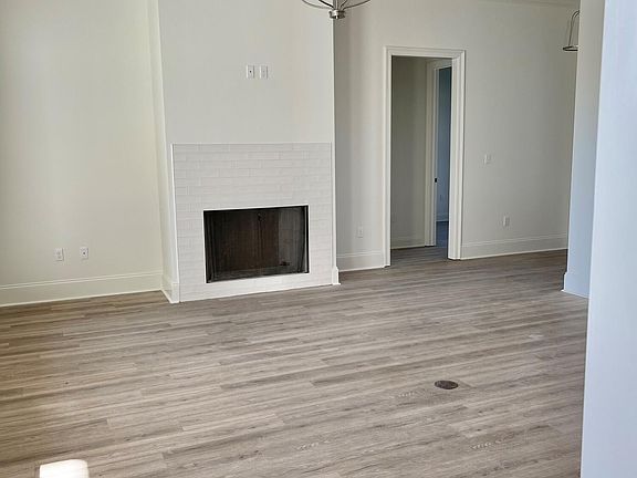 4th image of 220 Tennyson Dr