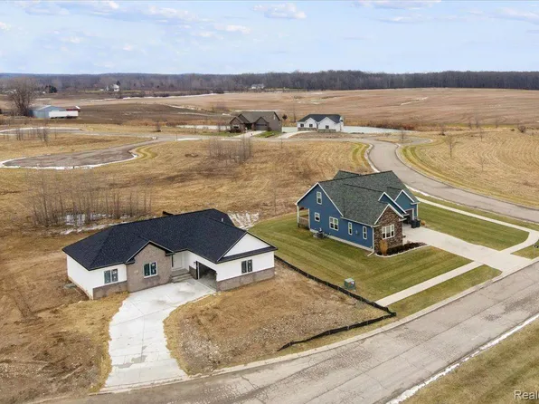 10017 Emerald Falls Blvd, Grand Blanc, MI 48439