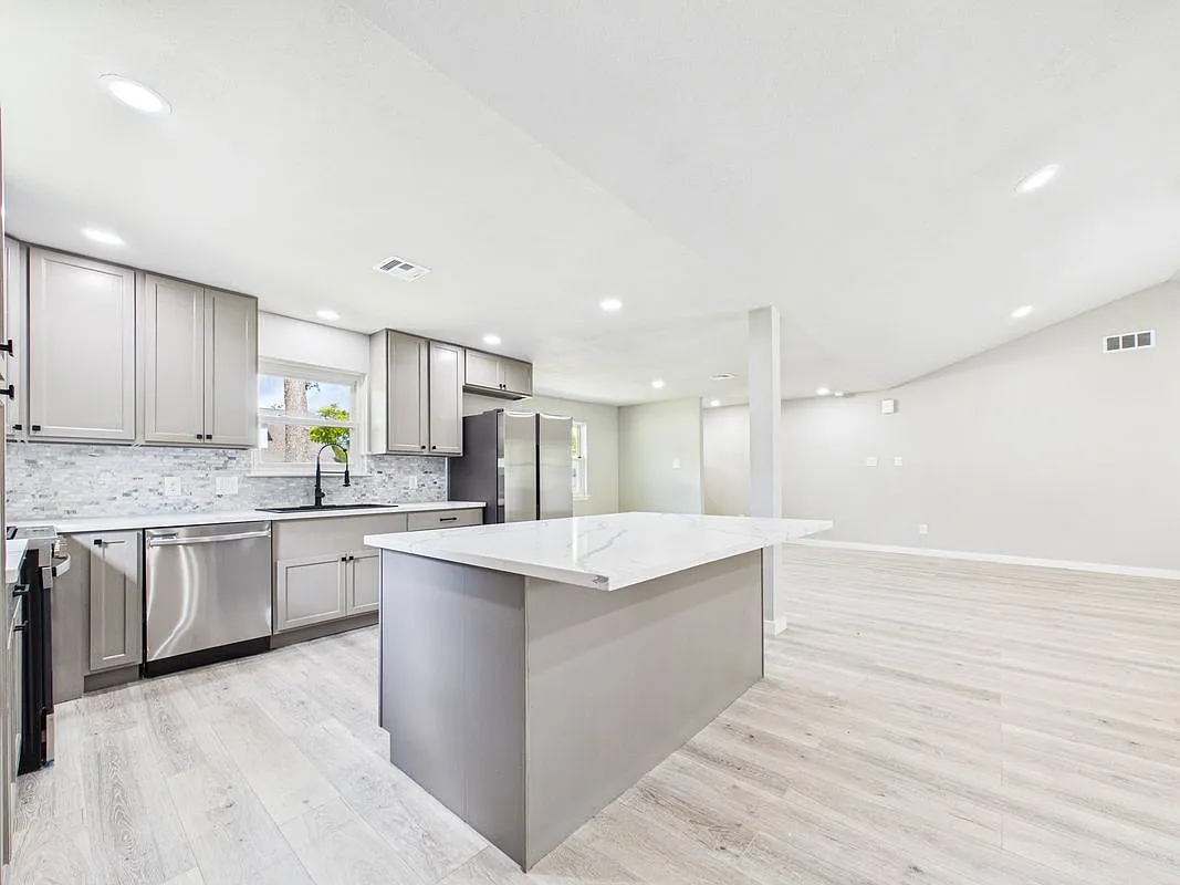 3 bed, 2.0 bath, 1688 sqft, $2,495 — Photo 4