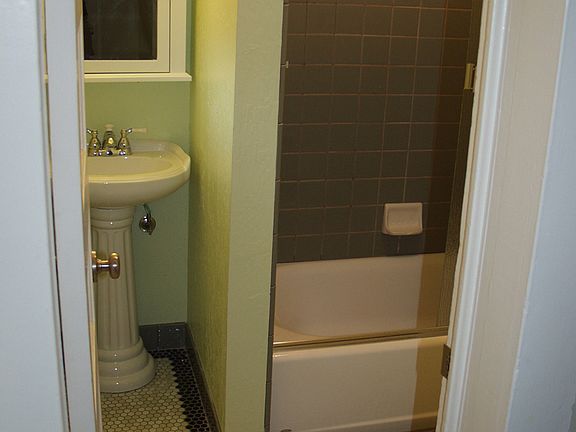 5th image of 618 S Auburn St
