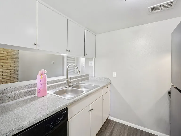 Premier Gardens Apartments — Photo 38