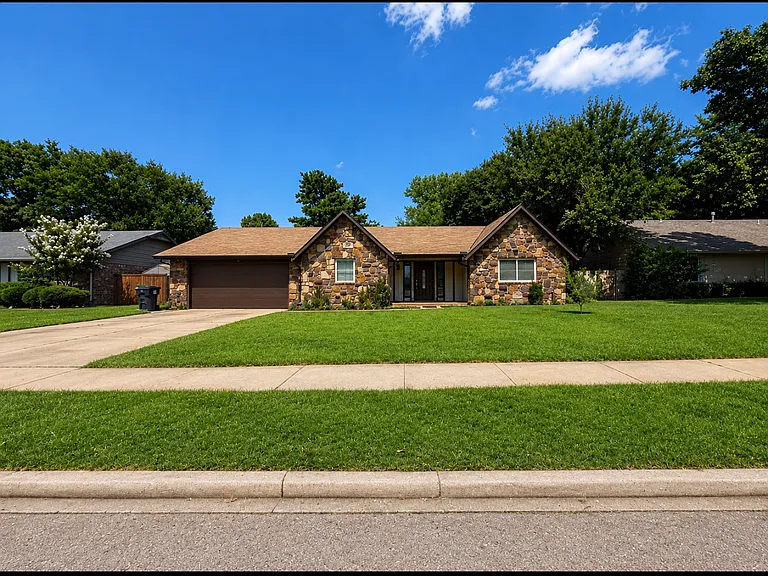 205 Fox Run Cir — Photo 1