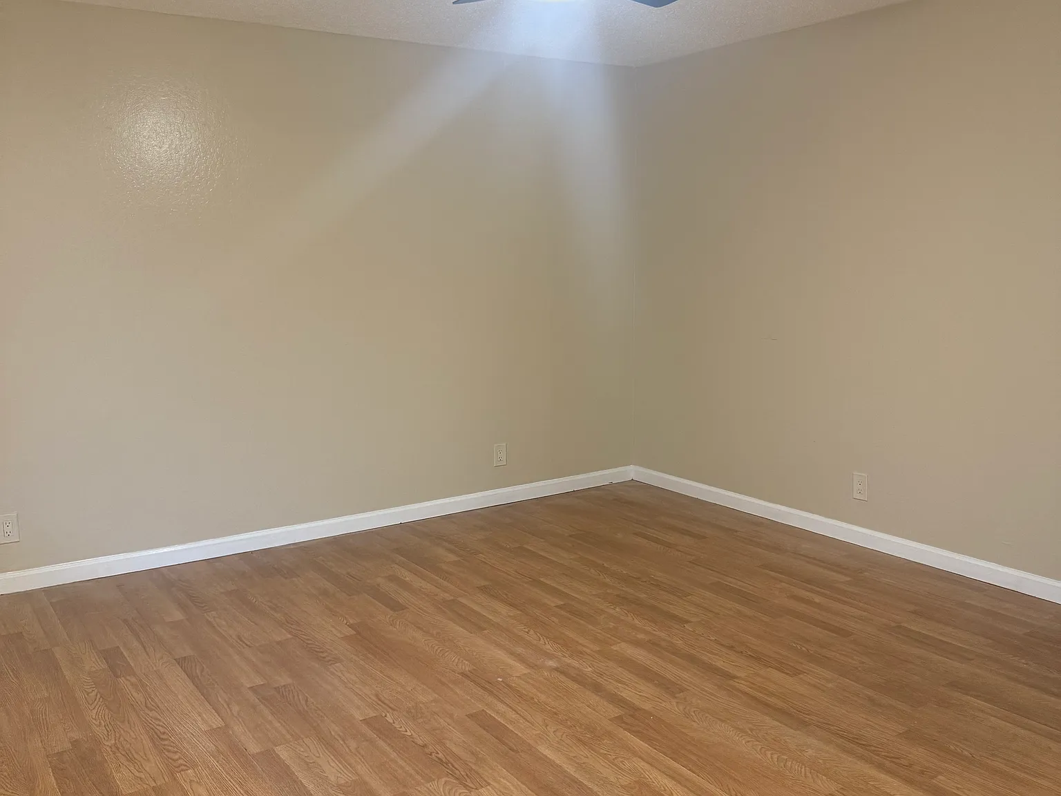 2 bed, 750 sqft, $2,300 — Photo 4