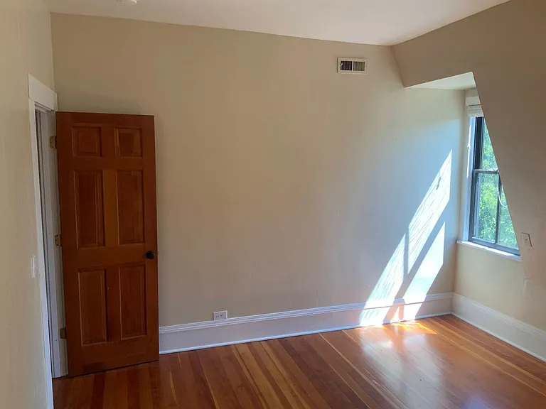 1006 W 12th Aly — Photo 18