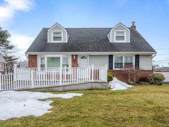1674 Kroll Road, East Meadow, NY 11554
