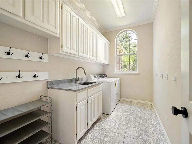 1004 Chimney Hill Trl — Photo 25