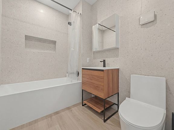 4th image of 31-61 Vernon Blvd #6A
