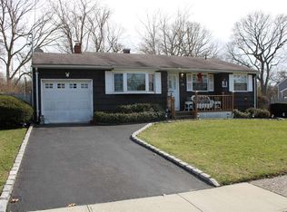 24 Fran Ln, Selden, NY 11784