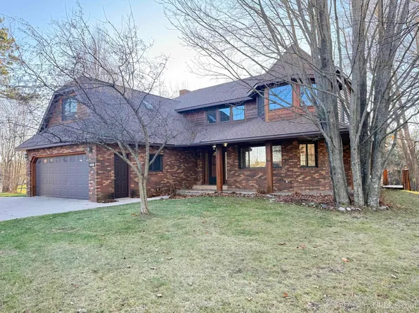 915 Dalmar Dr, Crystal Falls, MI 49802