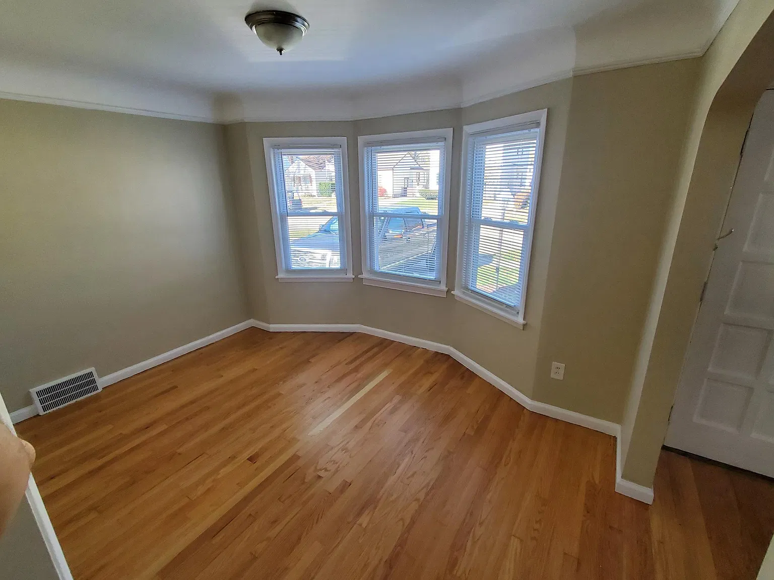 3 bed, 1076 sqft, $1,670 — Photo 4