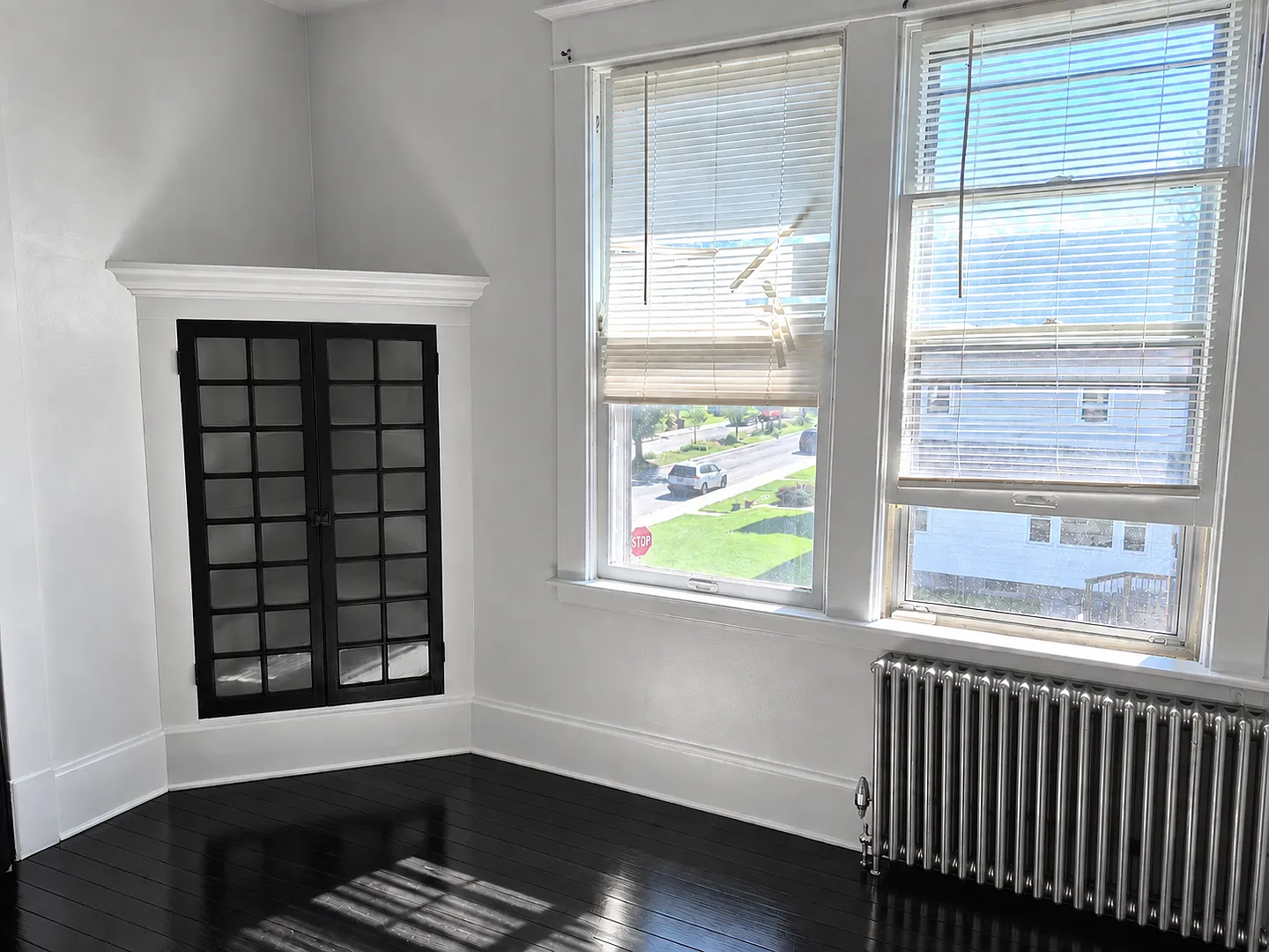 Large 3 bedroom on a great quiet street. — Photo 1