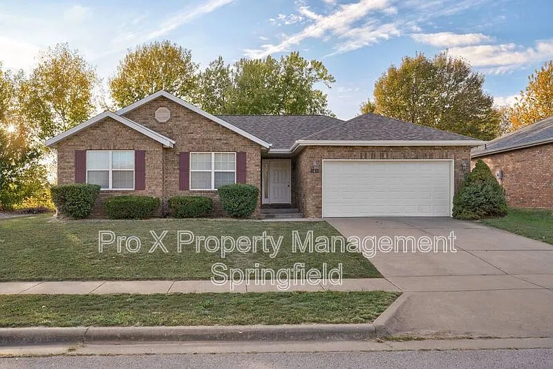 709 S Hazelnut Ave