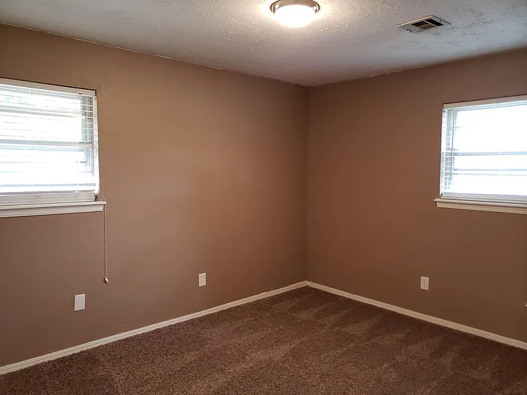 1932 Elmhurst Dr — Photo 13